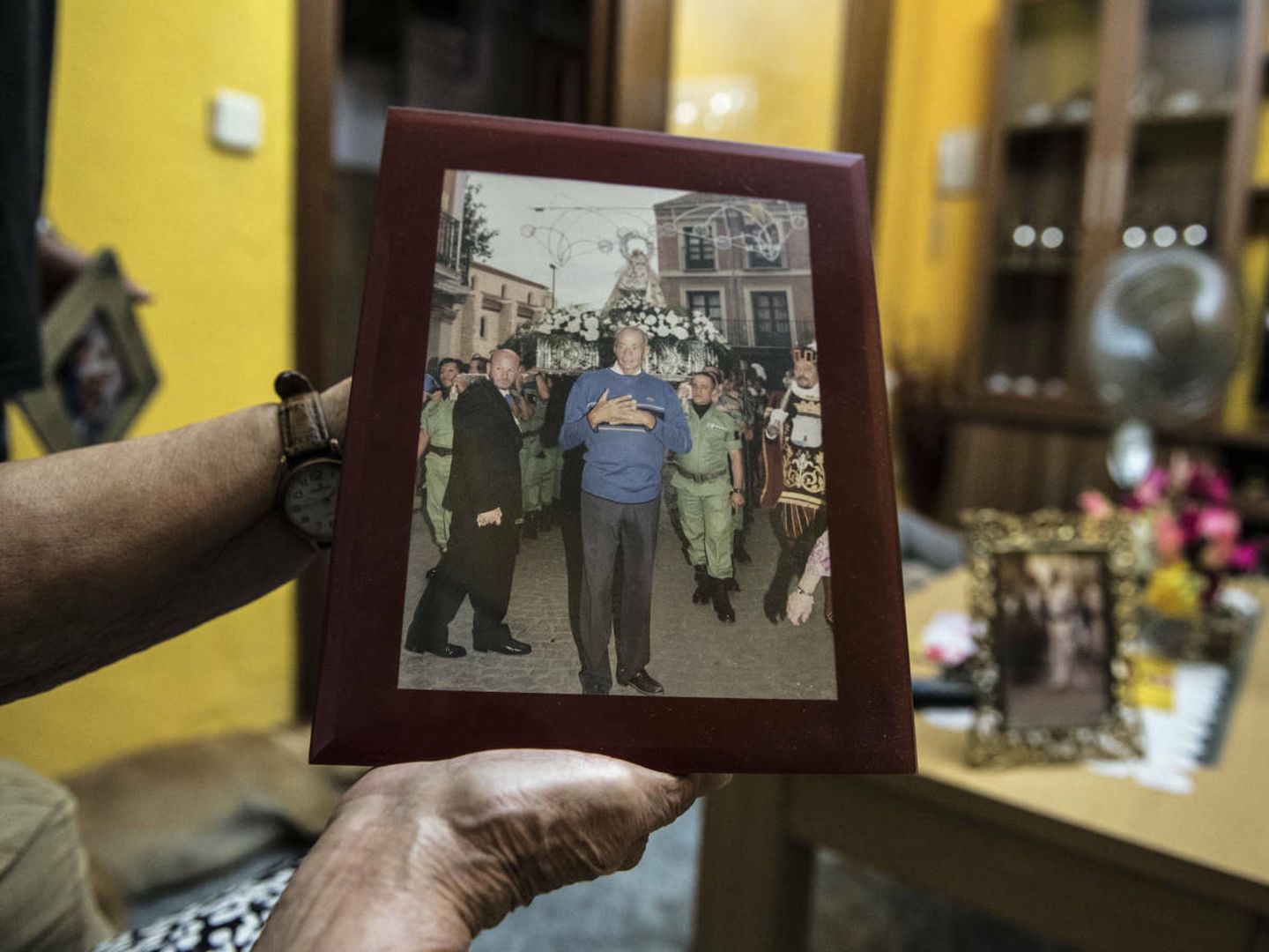 María Luisa sujeta una imagen de la Brigada de Paracaidistas, a quienes limpiaba sus uniformes. (N. L. P.)