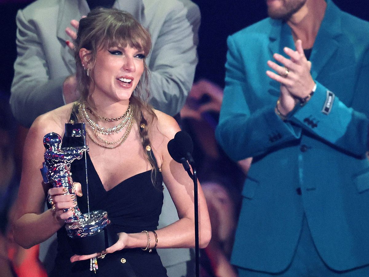 Foto: Taylor Swift recibe uno de sus 9 premios en la gala de los MTV Video Music Awards 2023 (REUTERS/Brendan Mcdermid)