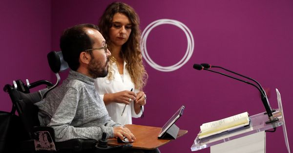 Foto: El secretario de Organización y Programa de Podemos, Pablo Echenique, y la diputada Noelia Vera durante la rueda de prensa ofrecida tras la ejecutiva de la formación. (EFE)