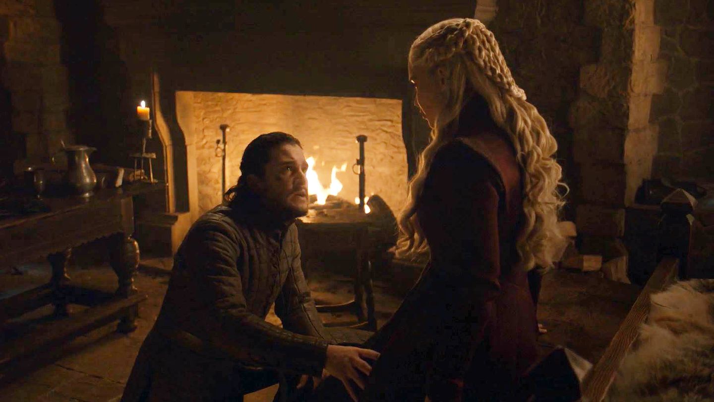 Jon Nieve arrodillado ante Daenerys. (HBO)