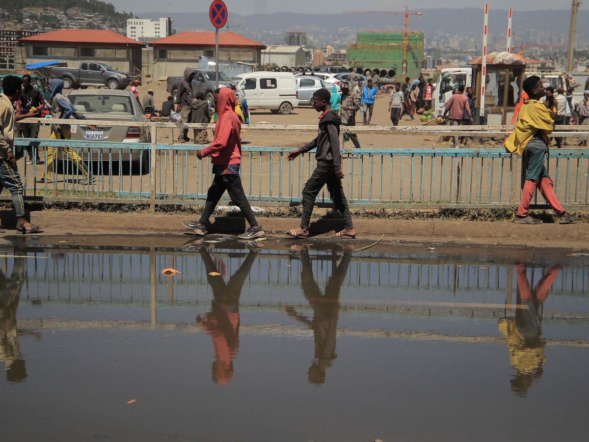 Foto: Peatones caminan por una calle de Addis Ababa, Etiopía. (Reuters/Tiksa Negeri)