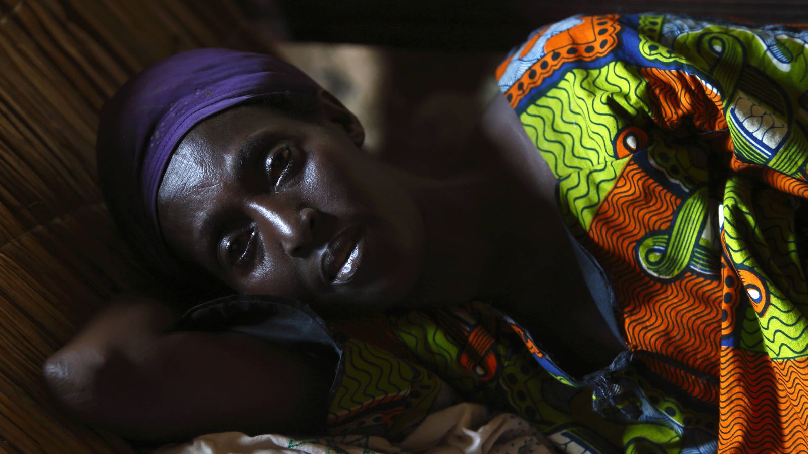 Foto: Una paciente de malaria, entre otras enfermedades, fotografiada en Bujumbura, Burundi (Darrin Zammit / Reuters)