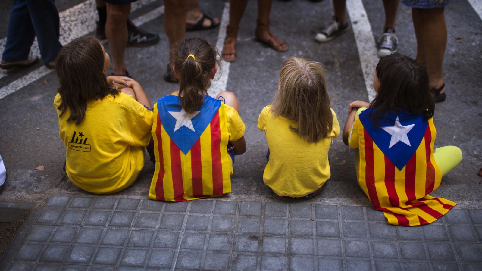 Foto: Varias niñas visten camisetas con la estelada y motivos independentistas. (AP)