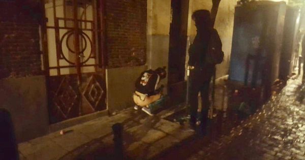 Foto: Una viandante haciendo sus necesidades en una calle de Malasaña