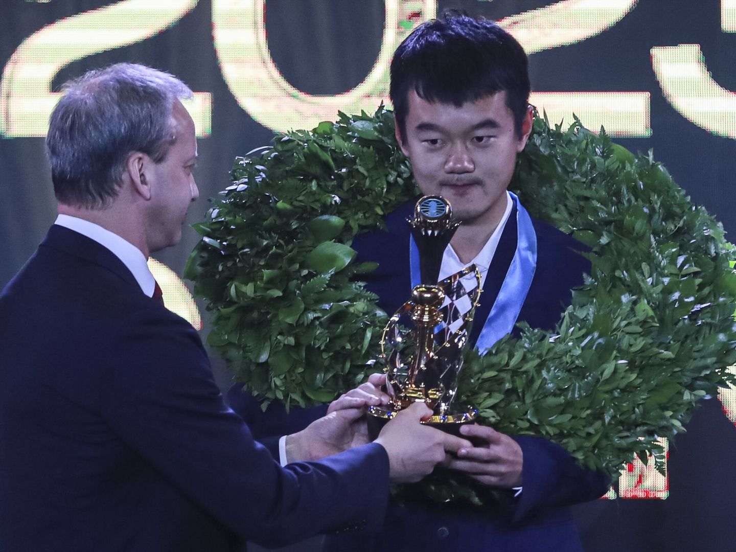 Ding Liren, recibiendo su trofeo de campeón del mundo. (Reuters)