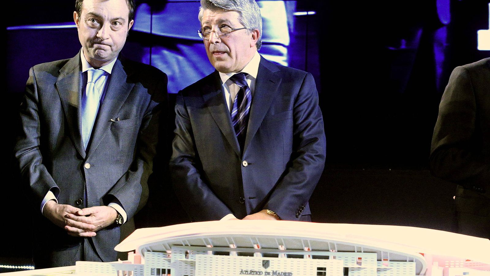 Foto: El presidente del Atlético de Madrid, Enrique Cerezo, con el entonces vicealcalde de Madrid, Manuel Cobo, en la presentación del nuevo estadio del club en 2011.