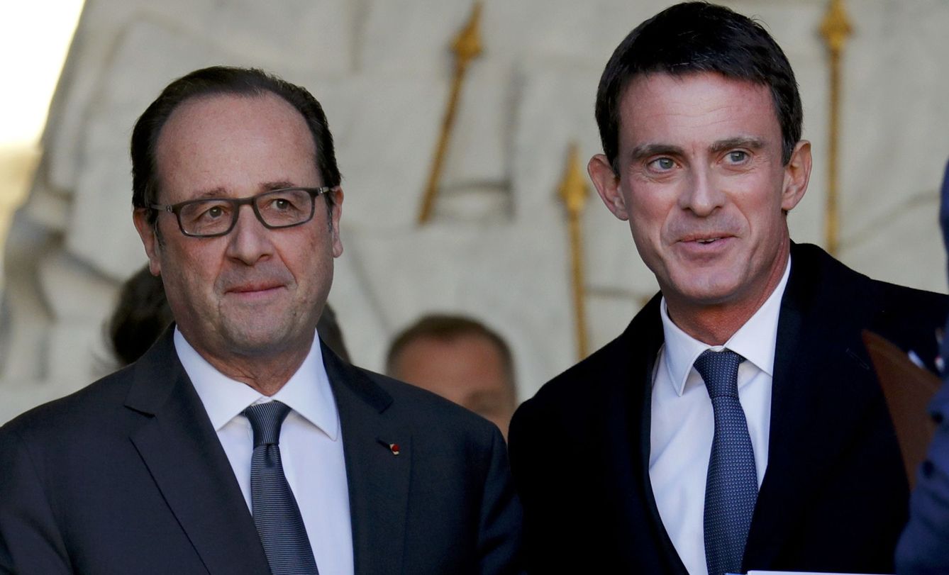 François Hollande (i) y el primer ministro, Manuel Valls, a la salida del Elíseo. (Reuters)