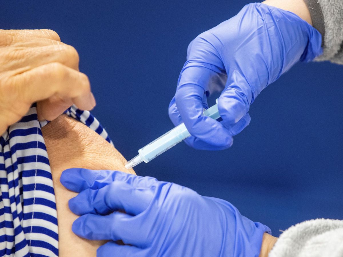 Foto: Una mujer recibe la vacuna contra el coronavirus en el hospital Enfermera Isabel Zendal en Madrid. (EFE) 