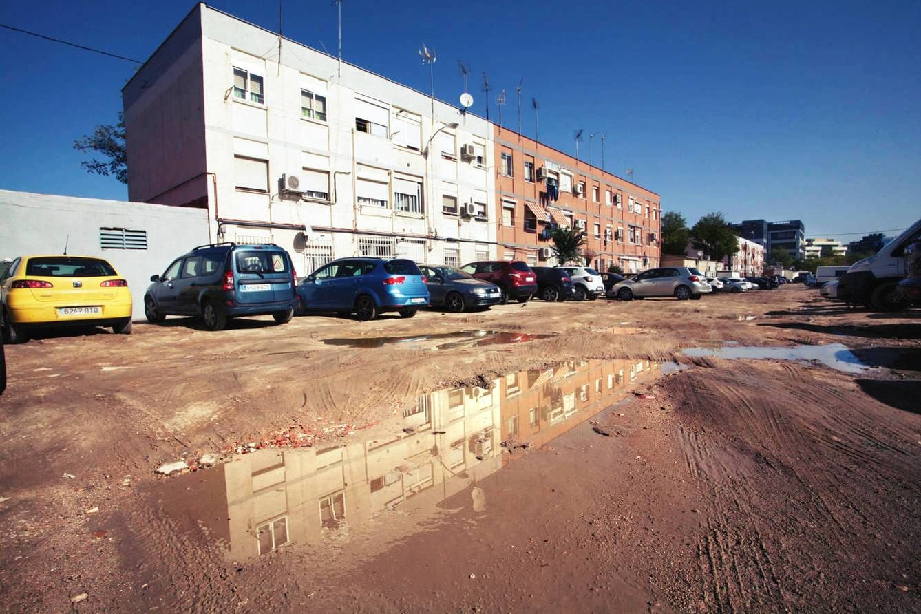 Foto: El lodazal entre dos bloques del barrio de Aeropuerto. (Foto: Enrique Villarino)