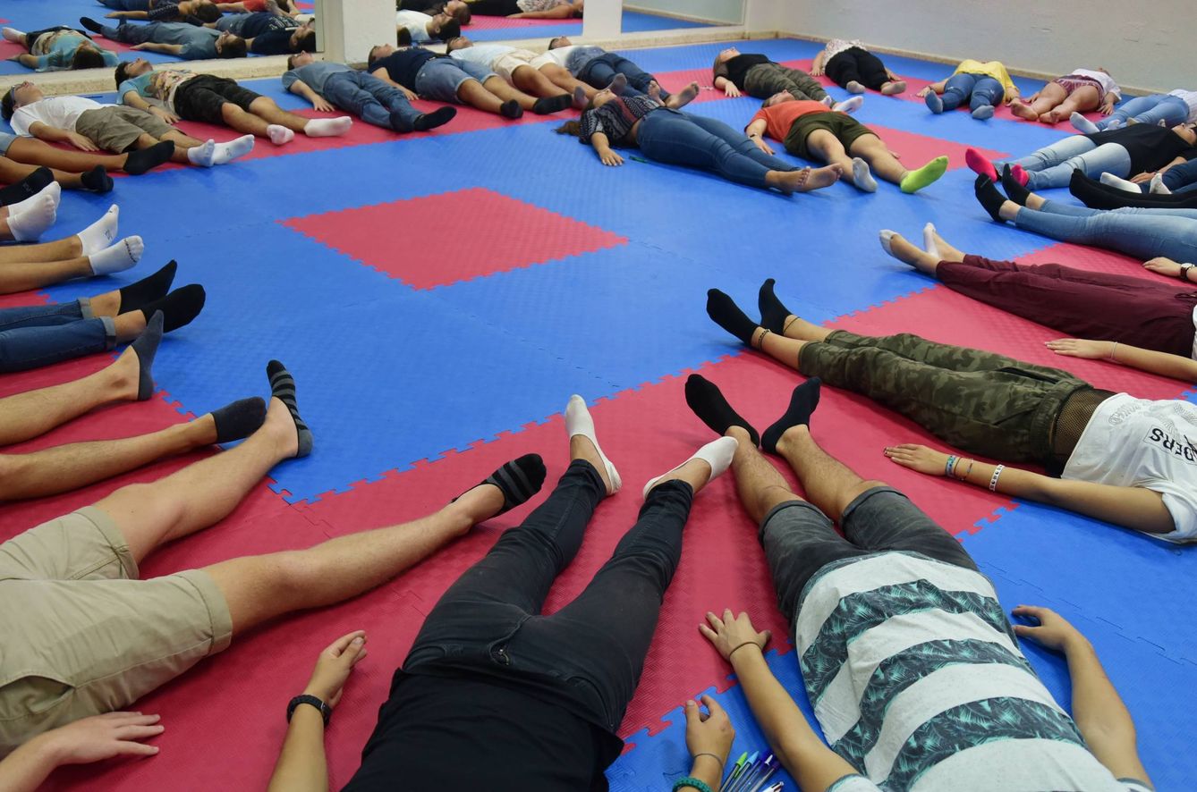 Los alumnos, en relajación (modo 'Body Scan') en la clase de 'Mindfulness'. (T. G.)