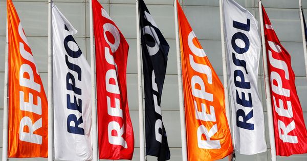 Foto: Banderas de Repsol (Reuters)