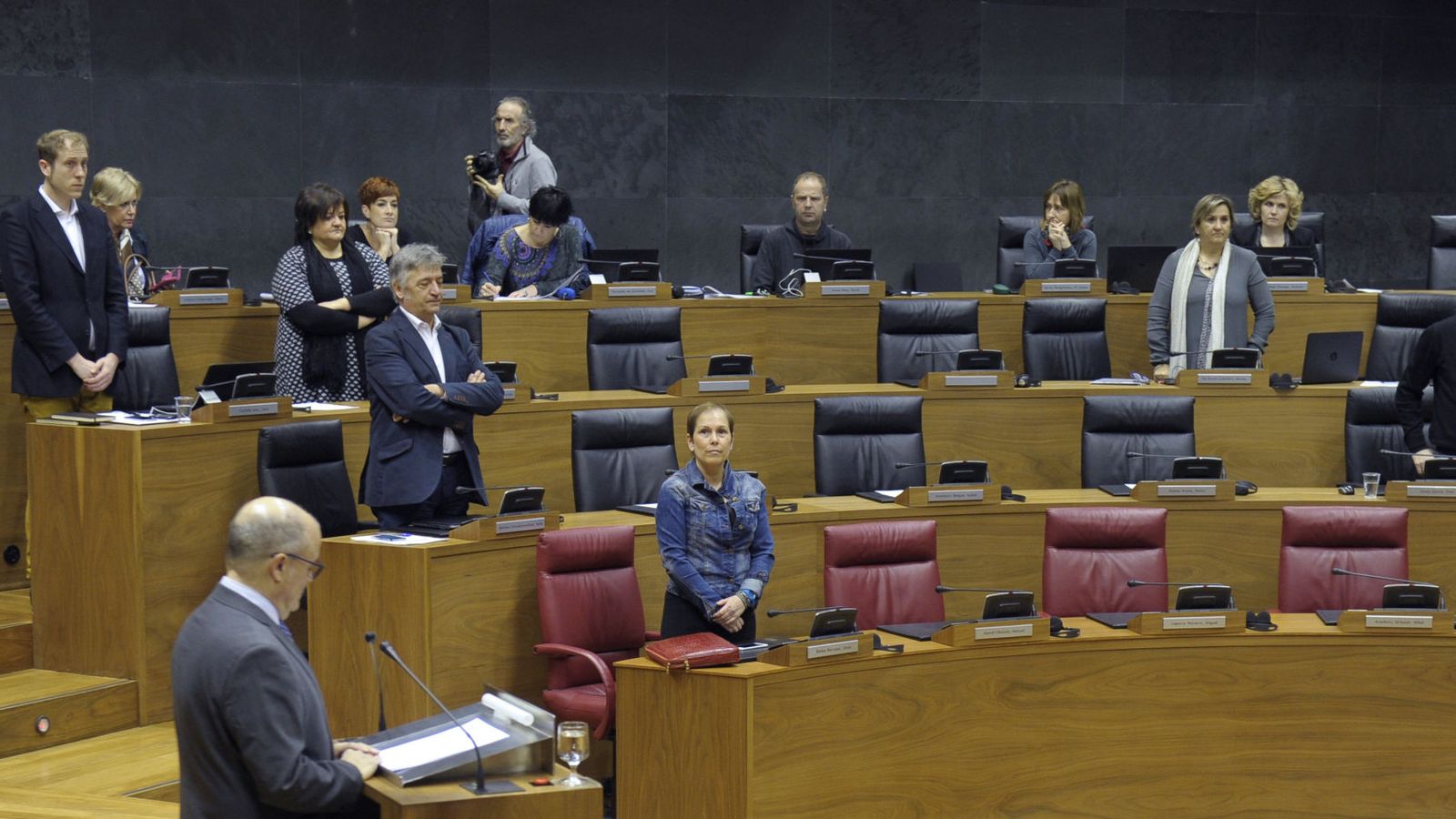 Foto: Todos los parlamentos en pie menos los de EH Bildu, sentados al fondo. (EFE)