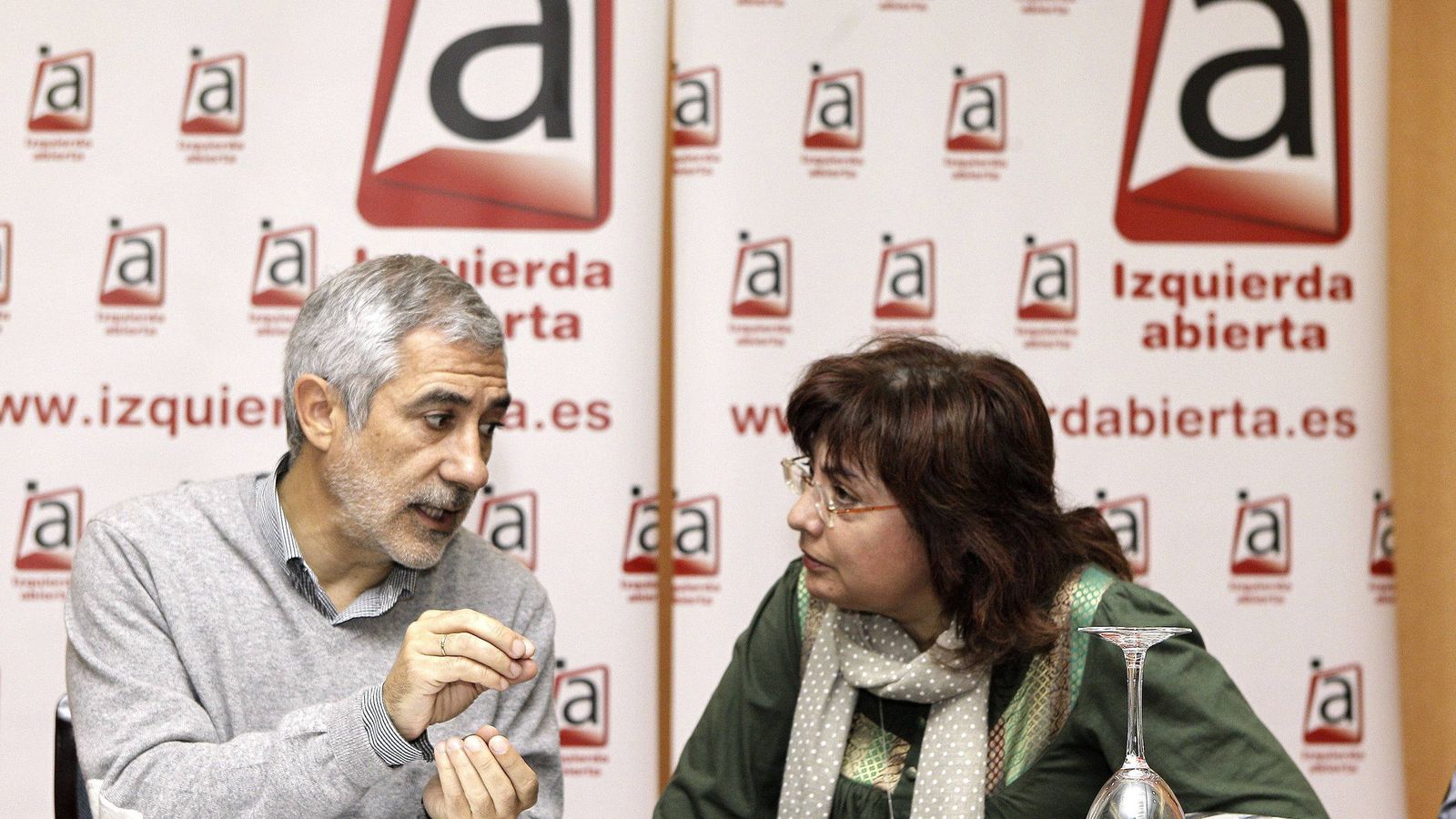 Foto: Gaspar Llamazares y Montse Muñoz, en octubre de 2012, en la primera reunión del Consejo Político de Izquierda Abierta. (EFE)