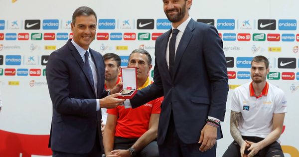 Foto: Pedro Sánchez recibe una medalla de manos del presidente de la Federación Española de Baloncesto, Jorge Garbajosa (d), en su visita a la selección masculina de baloncesto. (EFE)