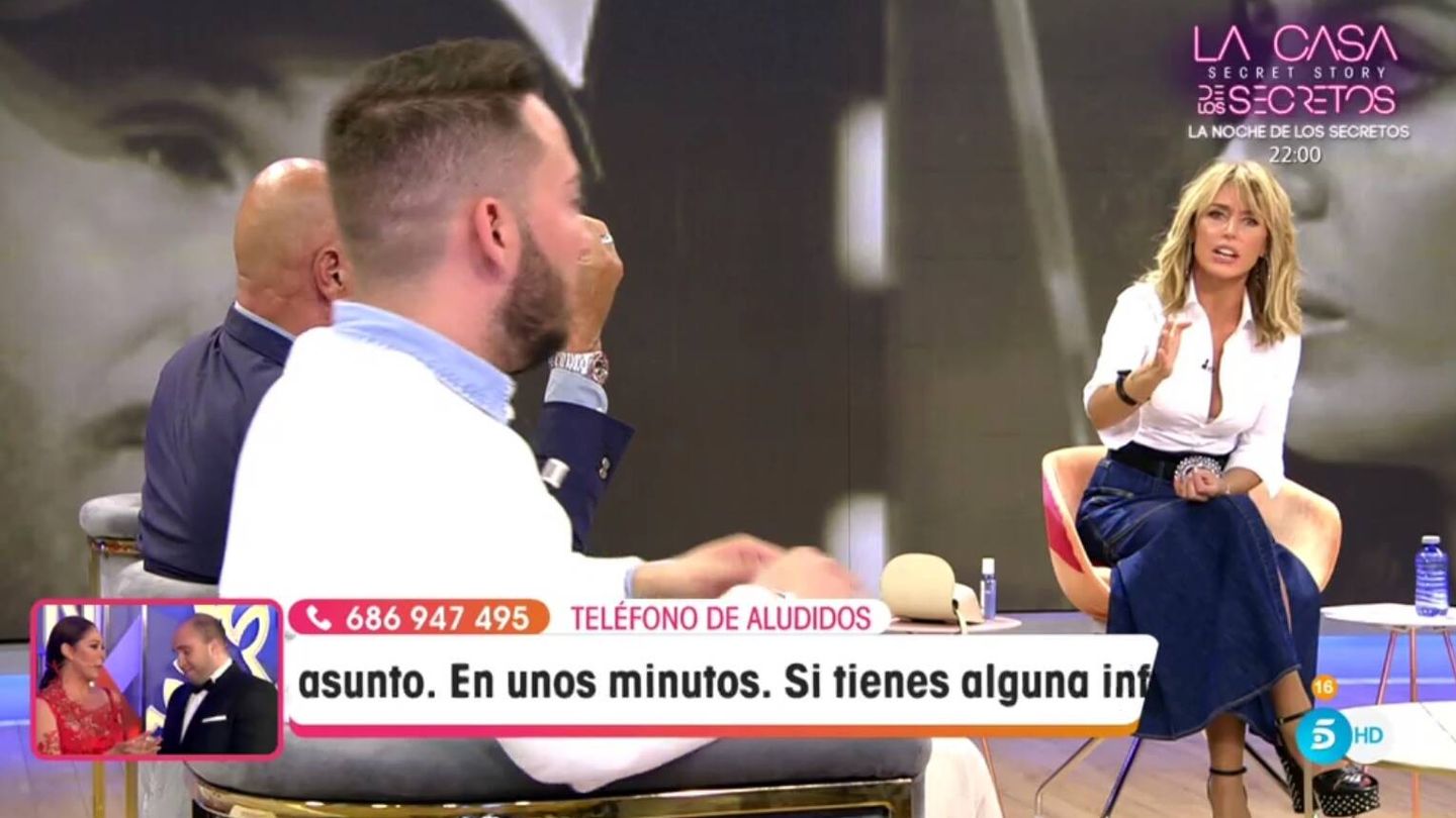 Emma García hablando a Avilés. (Telecinco).
