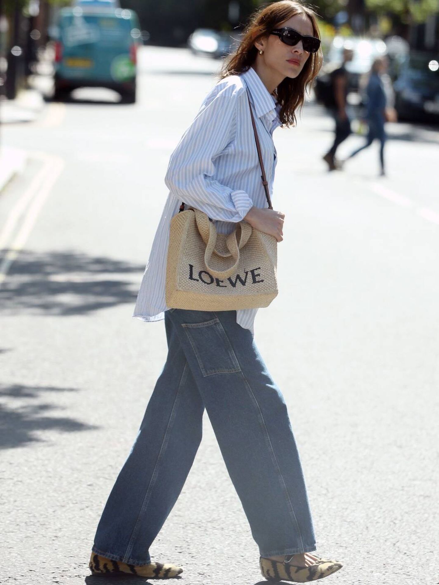 Alexa Chung, con el bolso de Loewe. (Getty)