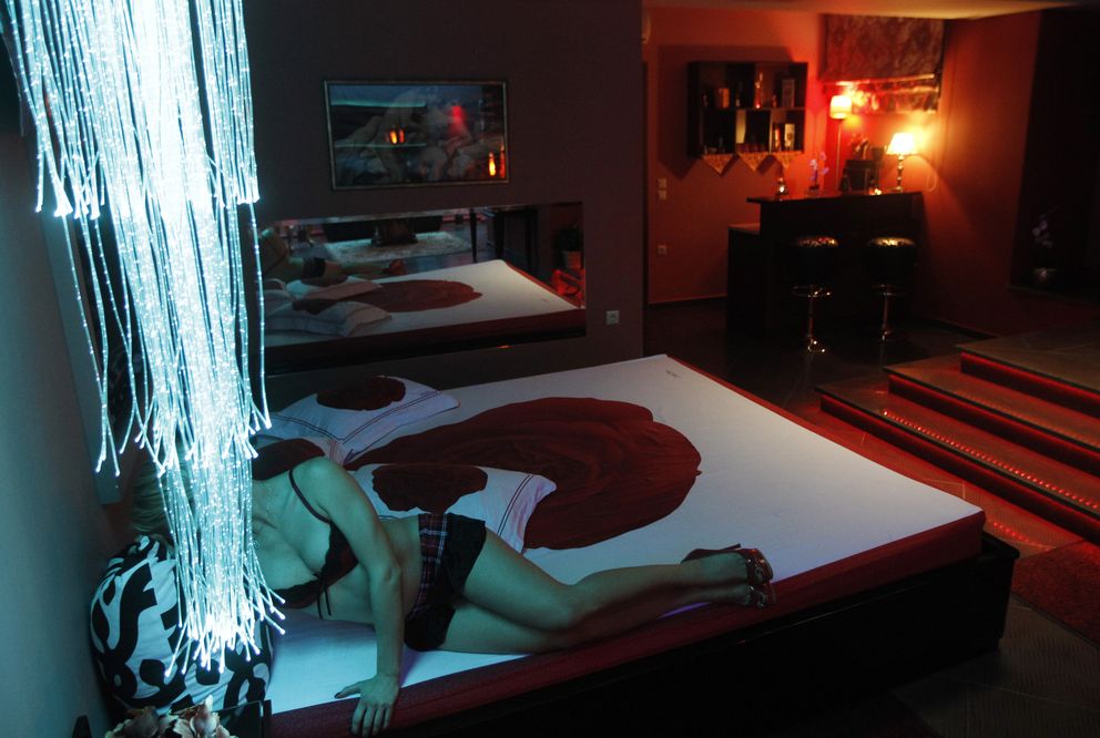 Una prostituta en el hotel Soula, en la ciudad de Larissa, a unos 230 kilómetros al norte de Atenas (Reuters).
