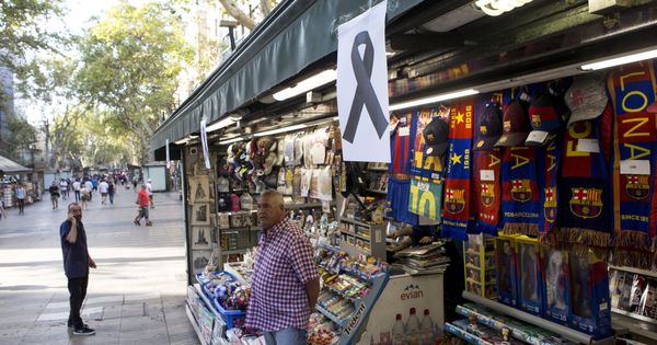 Foto: Un lazo negro cuelga de uno de los kioskos de las Ramblas de Barcelona. (EFE) 