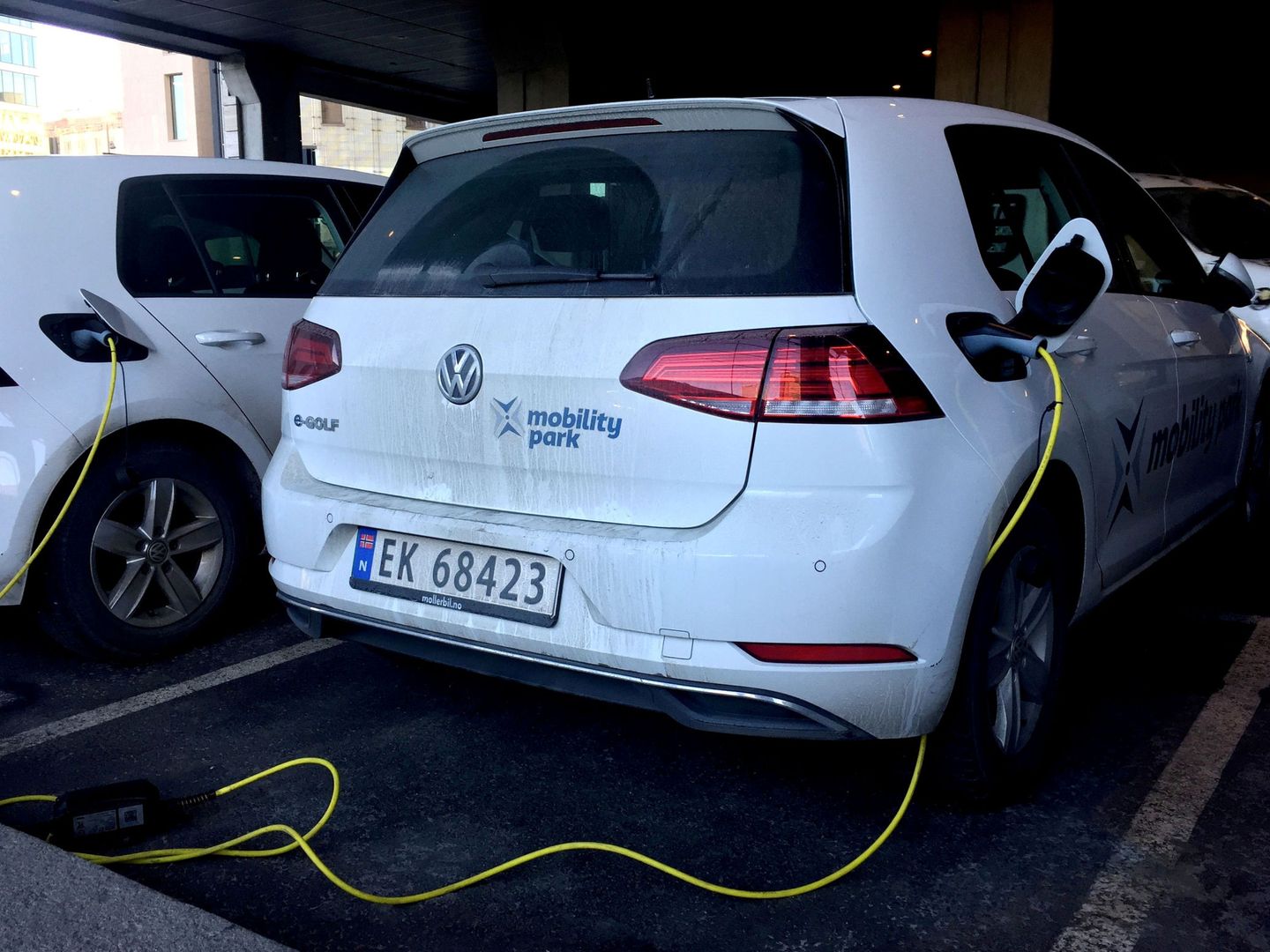 Vahículo eléctrico enchufado en Oslo. Noruega es el país que más coches eléctricos vende por habitante. Reuters