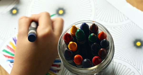 Foto: Un niño colorea un dibujo en el colegio | Pixabay