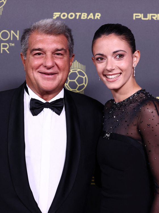 Aitana Bonmatí, acompañada por Joan Laporta, asiste a la gala del Balón de Oro en París. (Reuters/Stephanie Lecoq)