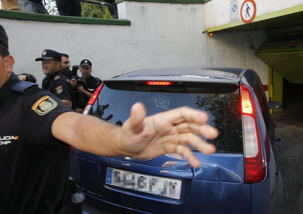 Foto: El pederasta de Ciudad Lineal entra en el garaje de su casa escoltado por la Policía. (EFE)