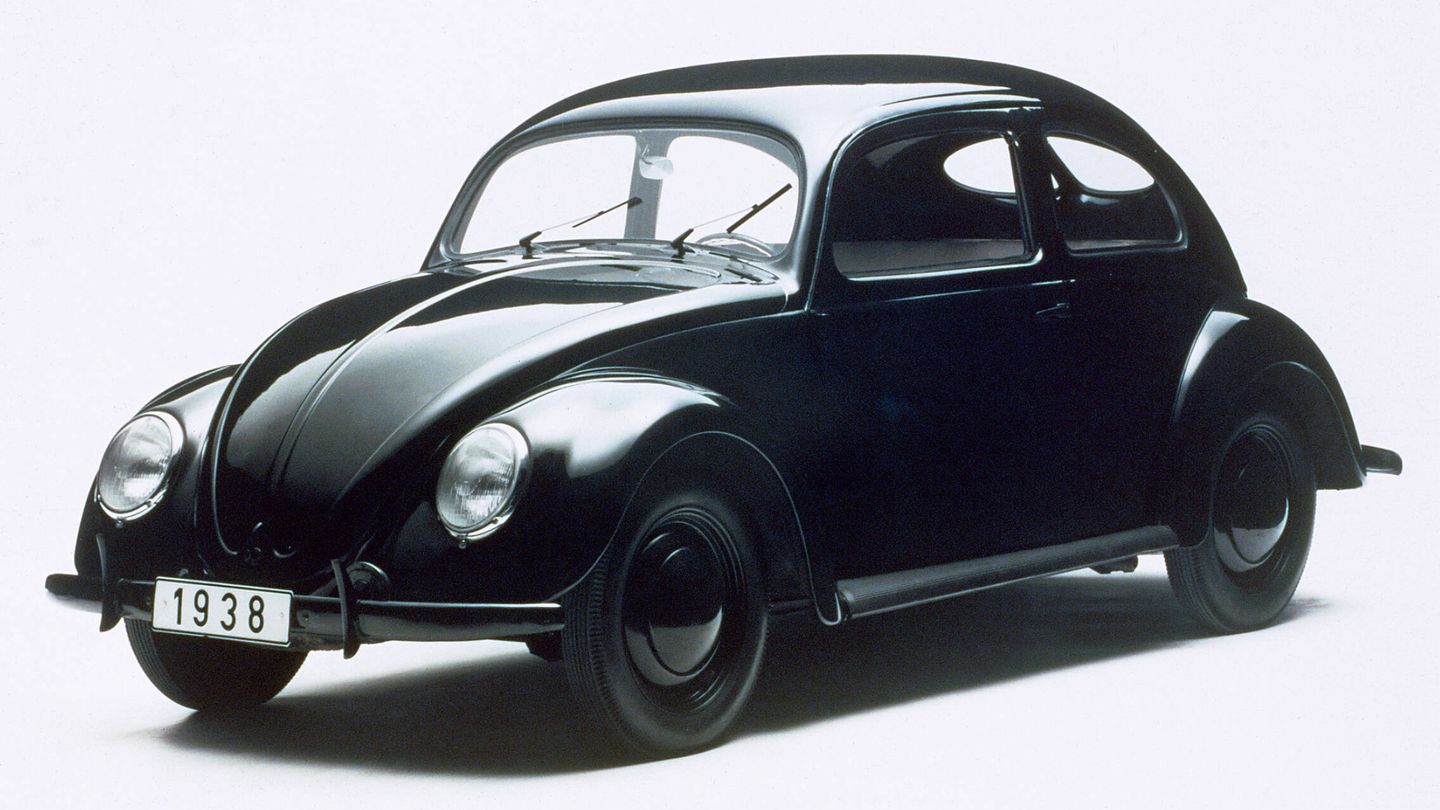 El origen del primer Volkswagen 'Escarabajo' fue una iniciativa de Adolf Hitler para dotar de un coche asequible a cualquier familia alemana.