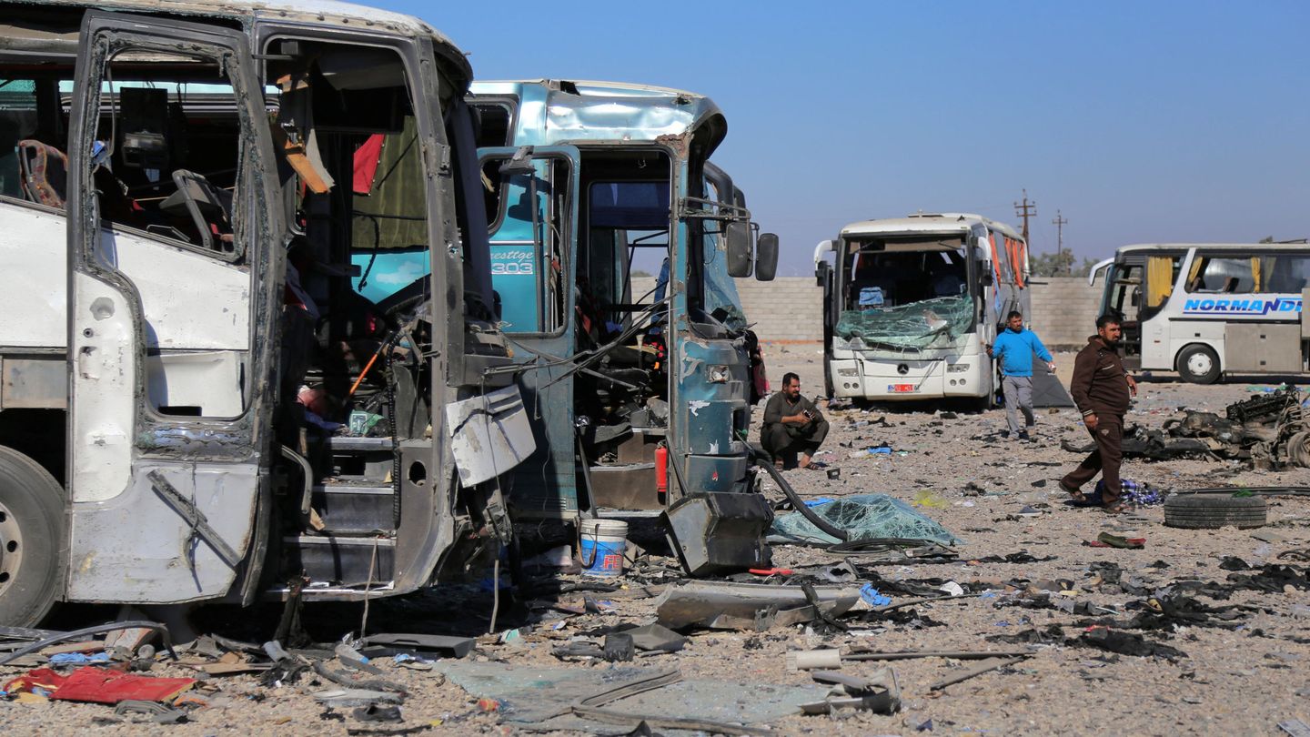 Autobuses destruidos tras la explosión de una ambulancia bomba en Samarra, Irak, el 6 de noviembre de 2016 (Reuters)