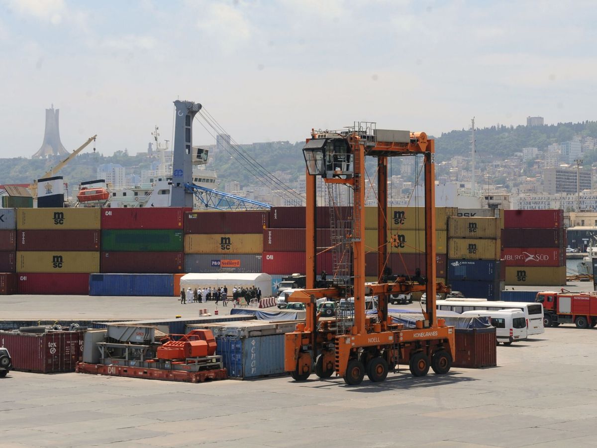 Foto: Contenedores en el puerto de Argel. (EFE/STR)