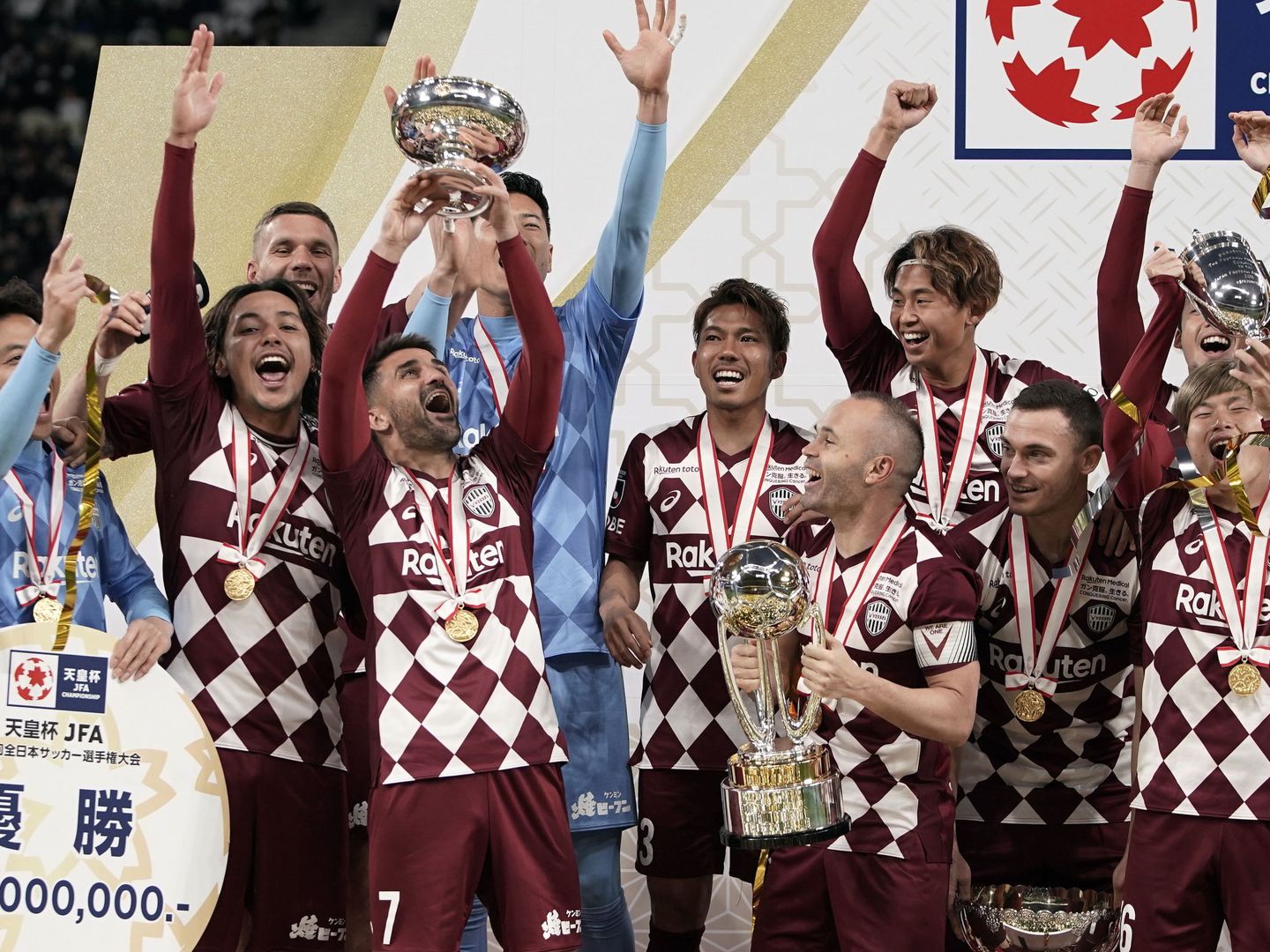 Tokyo (Japan), 01 01 2020.- David Villa (3-L, front) of Vissel Kobe raises the Emperor's Cup as team captain Andres Iniesta (3-R, front) looks on while the team celebrate their victory against Kashima Antlers in the final match of the Emperor's Cup at New National Stadium in Tokyo, Japan, 01 January, 2020. (Japón, Tokio) EFE EPA KIMIMASA MAYAMA
