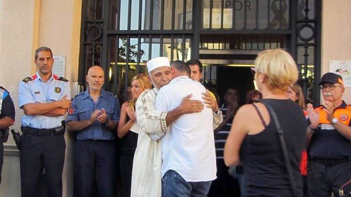El abrazo entre el padre del niño fallecido en La Rambla y el imán de Rubí