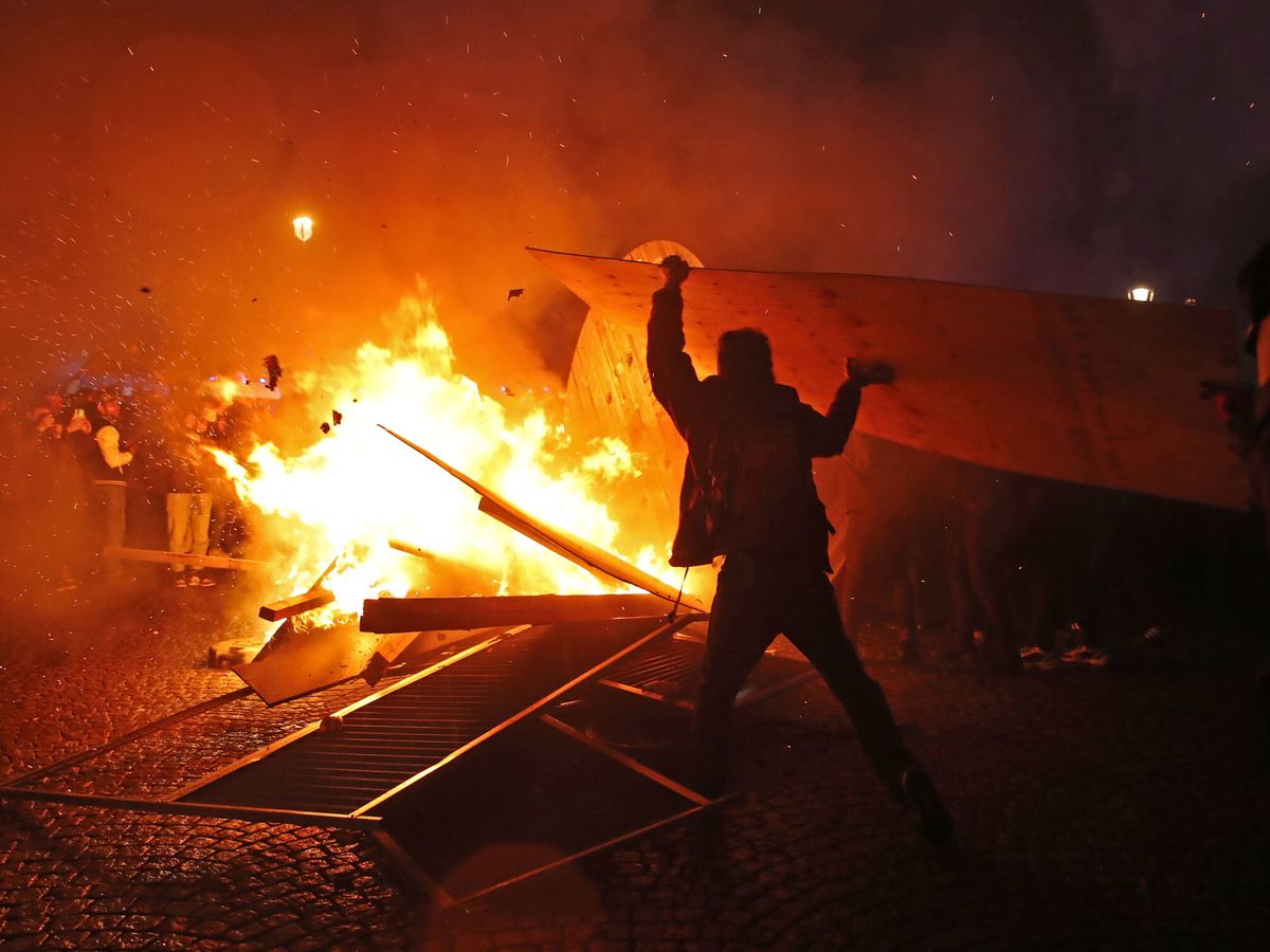 Foto: Disturbios en Francia. (EFE/Teresa Suárez)