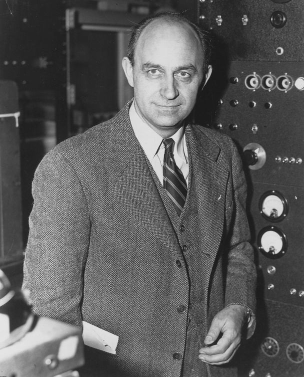 Enrico Fermi recibió el Premio Nobel de Física de 1938 por identificar nuevos elementos y descubrir reacciones nucleares. 