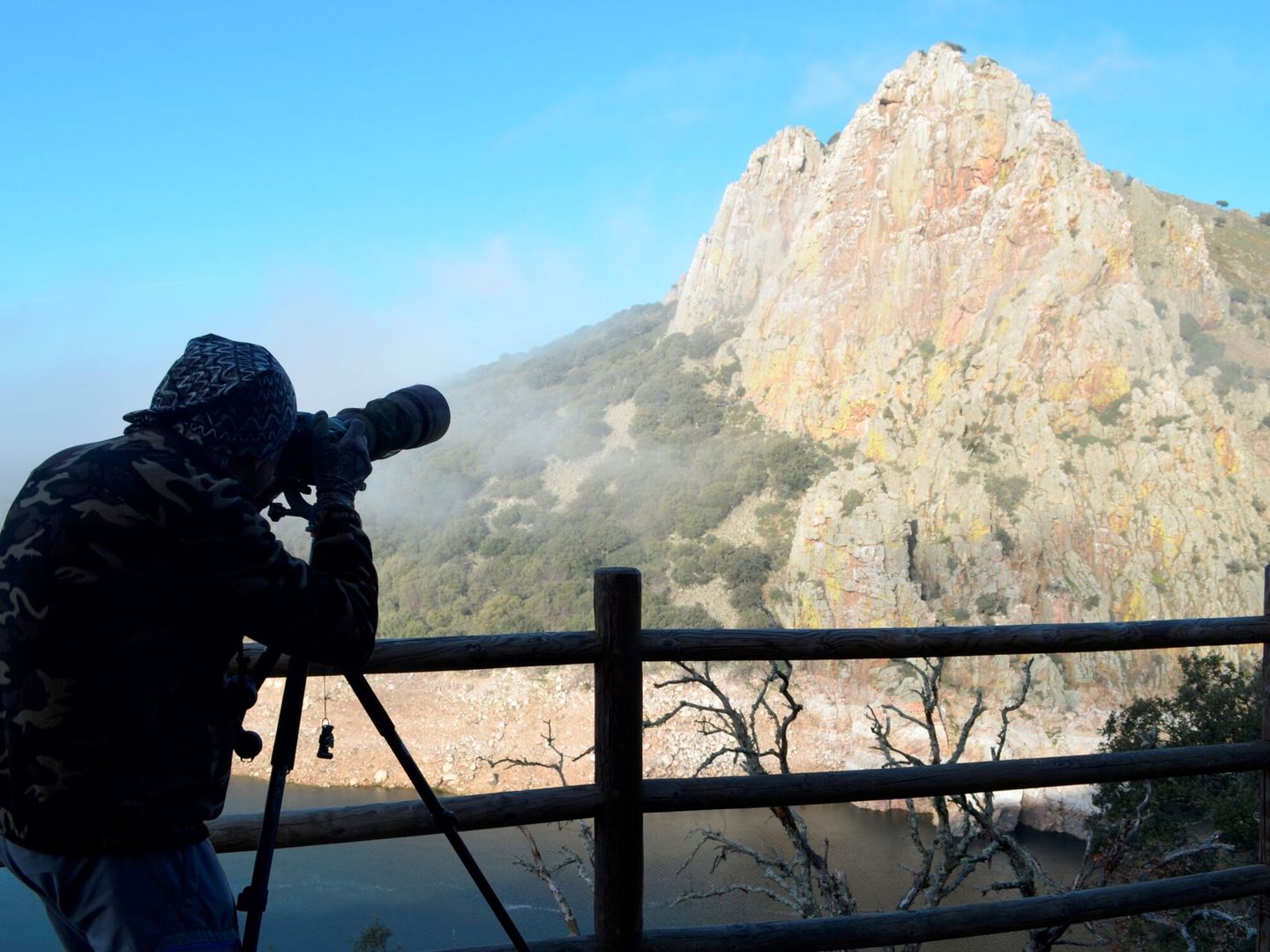 Observación de aves en el Parque Nacional de Monfragüe. (EFE/E. Palomo) 