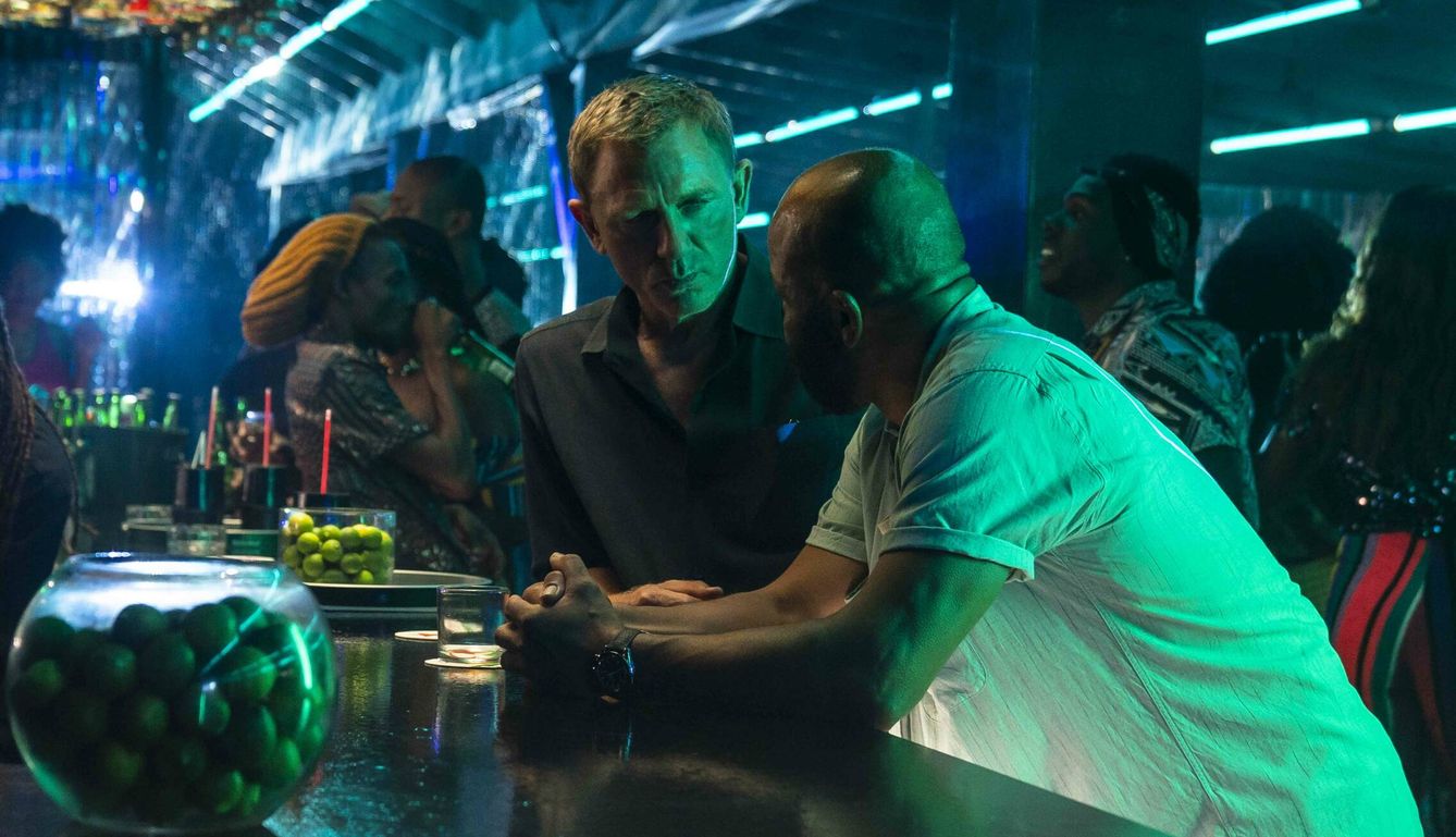 Daniel Craig y Jeffrey Wright, en Jamaica en 'Sin tiempo para morir'. (Universal)