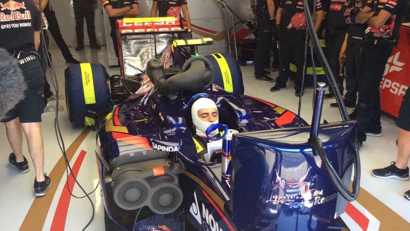 Foto: Carlos Sainz concentrado durante la clasificación del Gran Premio de Bélgica (Foto Twitter @ToroRossoSPY)