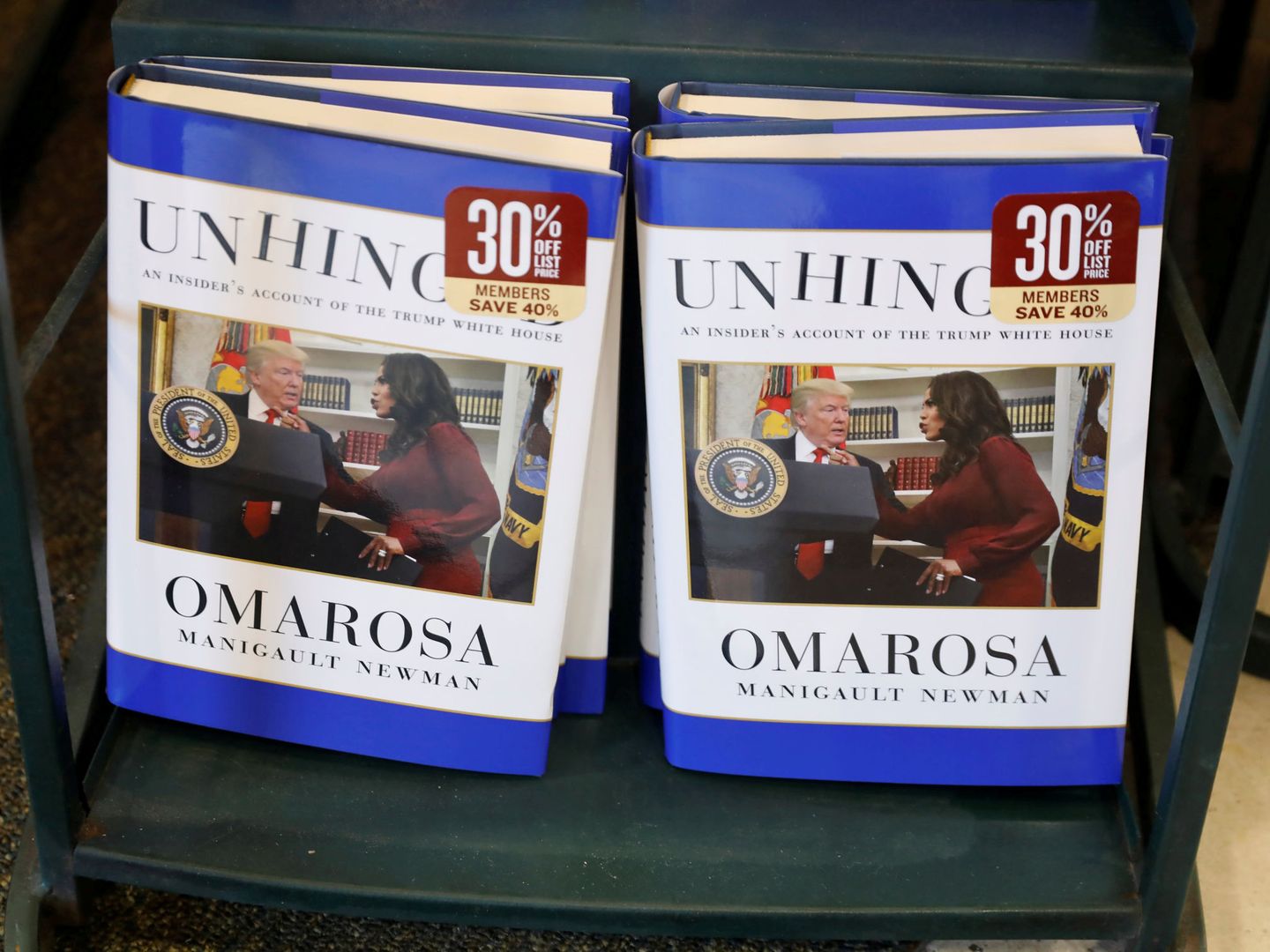 Ejemplares del libro de Omarosa Manigault Newman, a la venta en Manhattan. (Reuters)