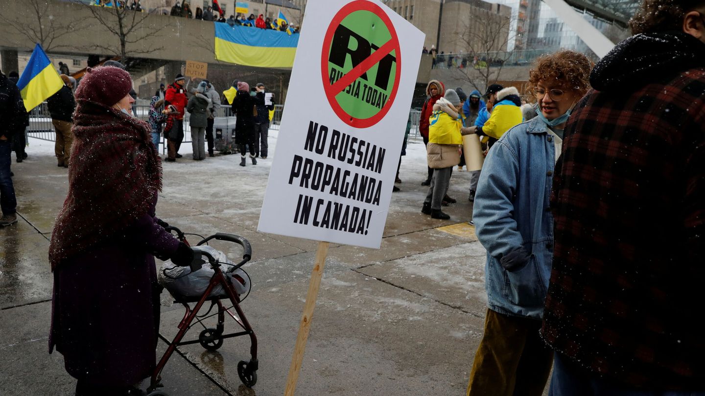 Una manifestación en Canadá contra la invasión de Ucrania. (Reuters/Chris Helgren)