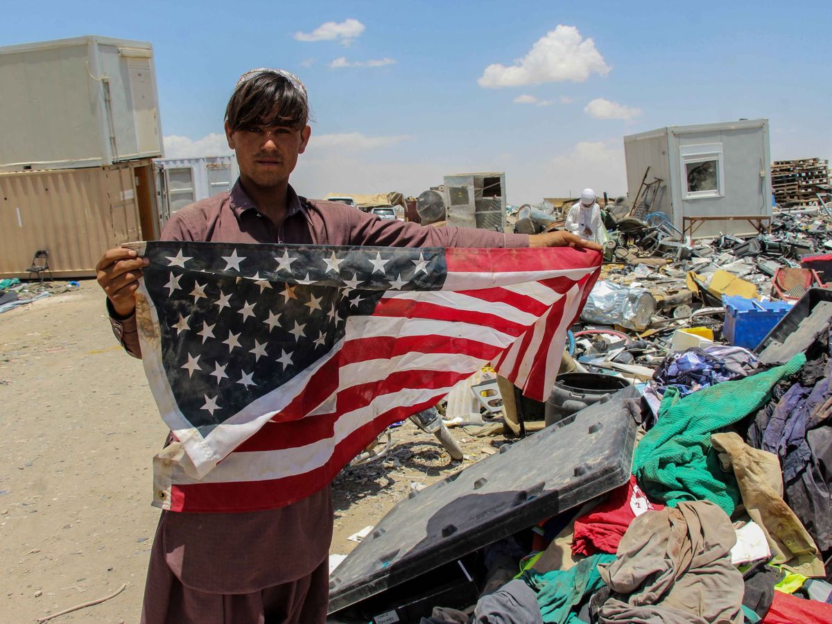 Foto: Un hombre afgano sostiene la bandera estadounidense. (EFE)