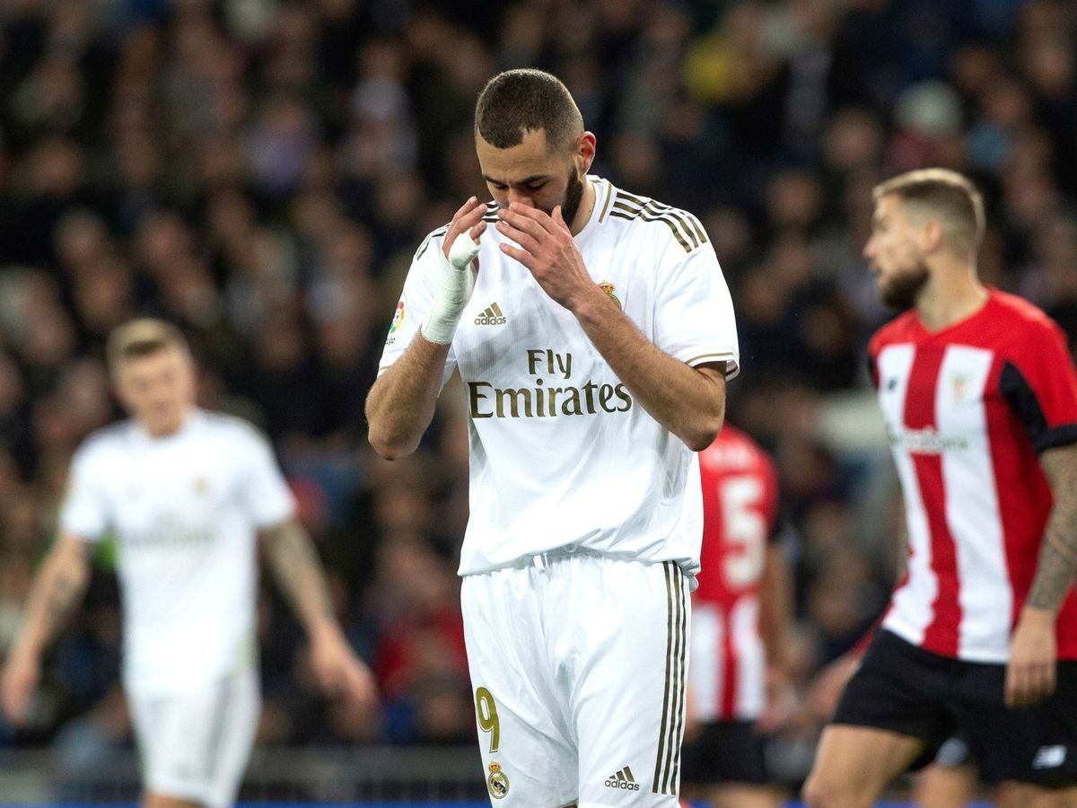 Foto: Benzema se lamenta de una ocasión fallada en el partido contra el Athletic. (Efe)