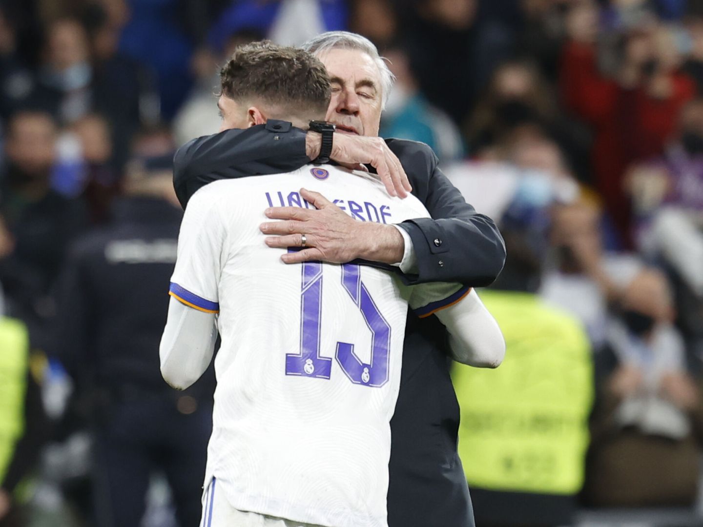 Ancelotti abraza a Fede Valverde tras ganar al Leipzig. (EFE)
