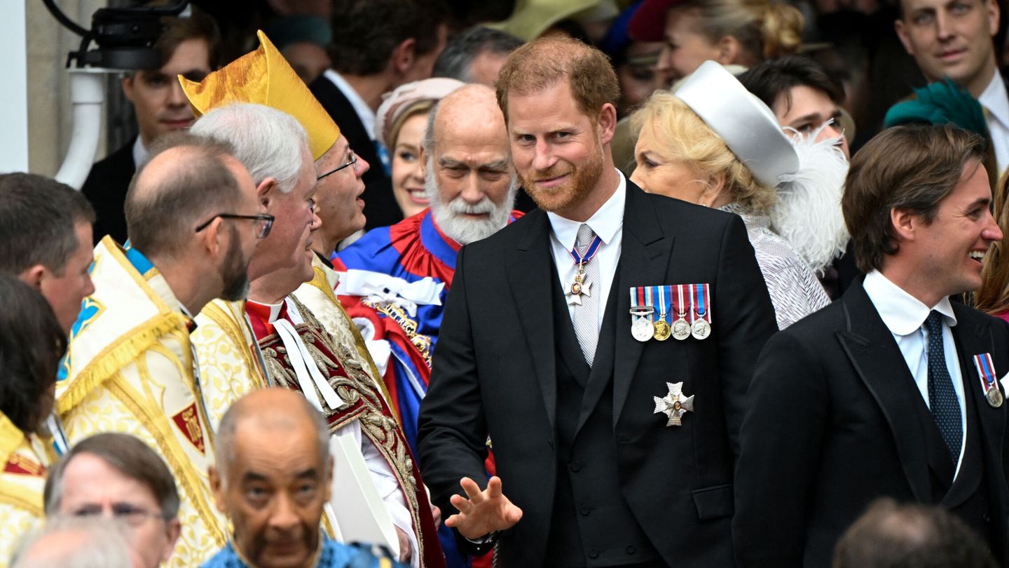 El lenguaje corporal del príncipe Harry en la coronación de Carlos III. (Reuters/Toby Melville)