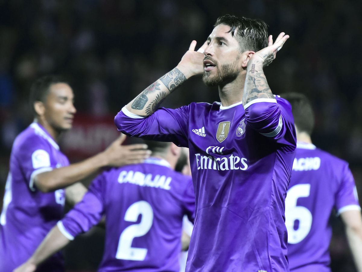 Foto: Sergio Ramos hace un gesto a los Biris al celebrar un gol con el Real Madrid en el Ramón Sánchez-Pizjuán. (EFE/Raúl Caro).