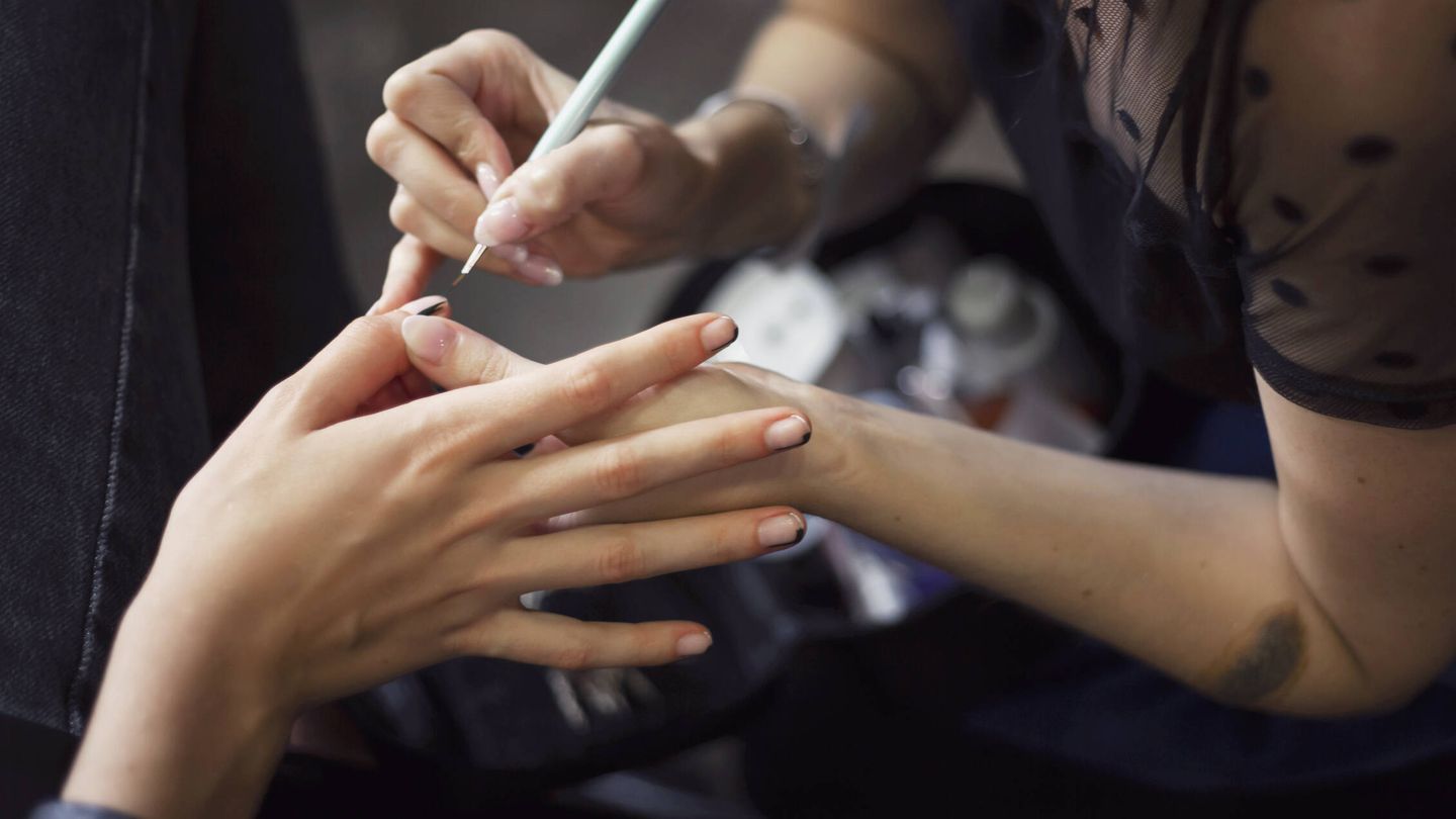 Tener las uñas cortas requiere elegir la manicura con cuidado para que pueda ser visible y estilice la uña. (Imaxtree)