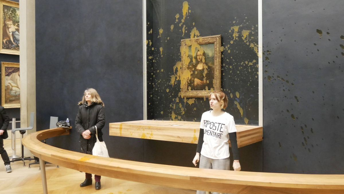Nuevo ataque contra la Gioconda: dos activistas lanzan sopa sobre el cuadro en el Louvre de París