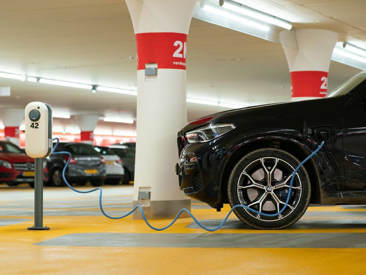 Foto: Un coche eléctrico recargando su batería en un estacionamiento. 