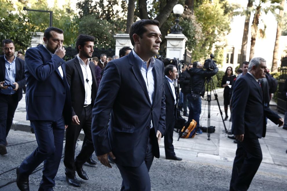 Tsipras, líder de Syriza, sale del Palacio Presidencial en Atenas (Reuters).