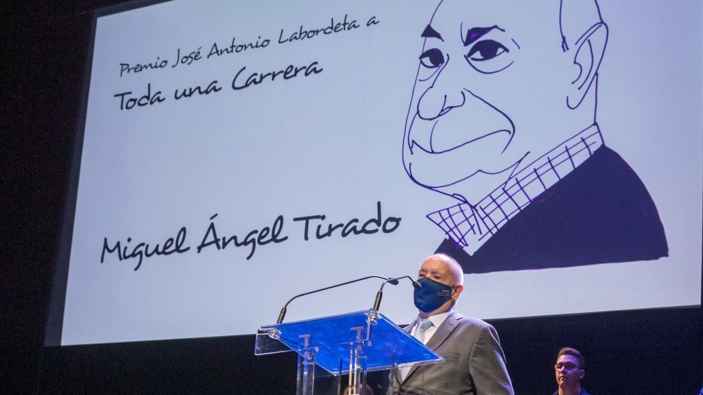 El cómico Miguel Ángel Tirado agradece la concesión del Premio José Antonio Labordeta. (EFE)