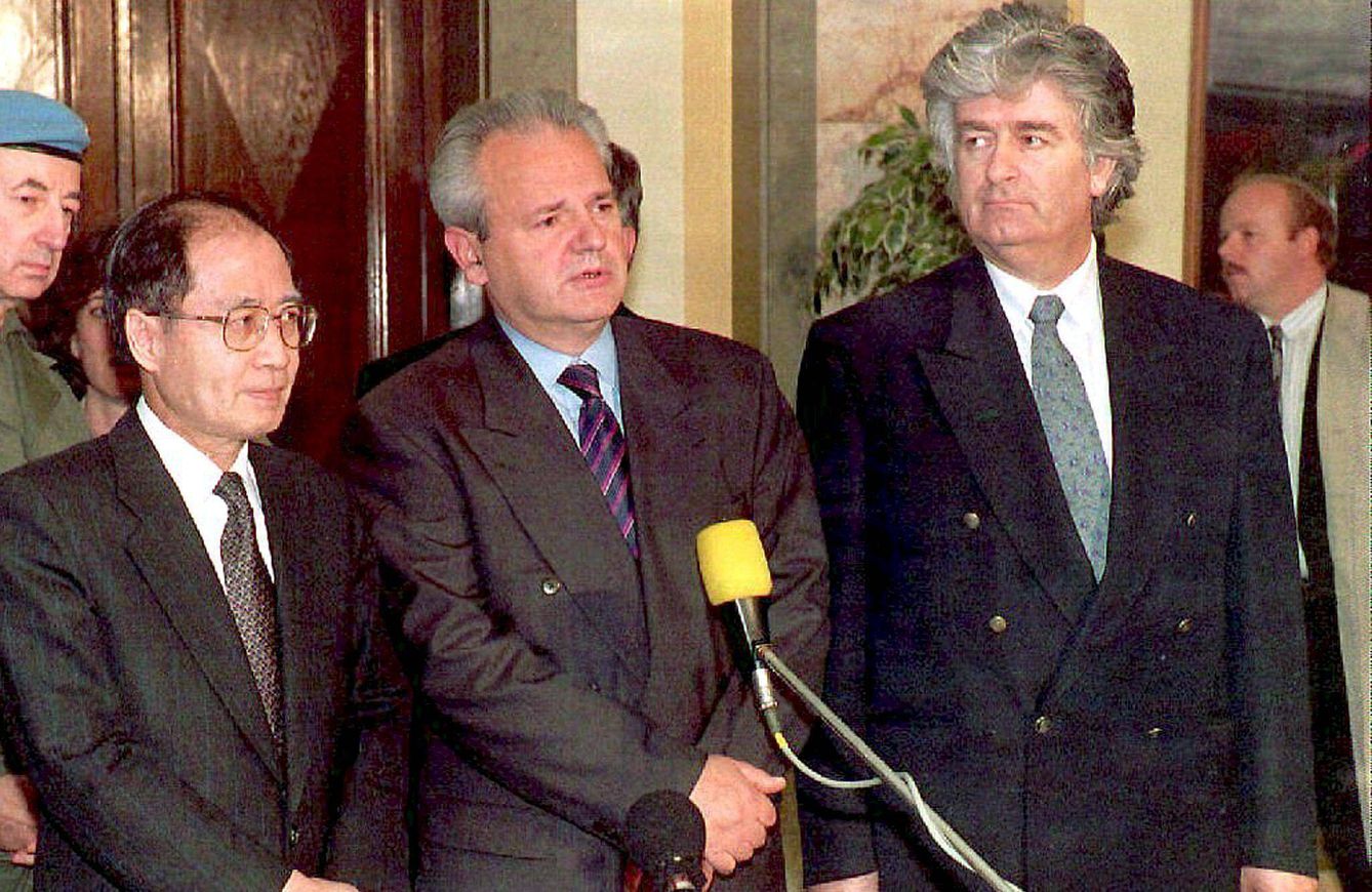 El líder serbo-bosnio Radovan Karadzic, junto al presidente yugoslavo, Slobodan Milosevic, y el enviado especial de la ONU para la antigua Yugoslavia, Yasushi Akashi (izq.), durante la guerra en 1994. (EFE)