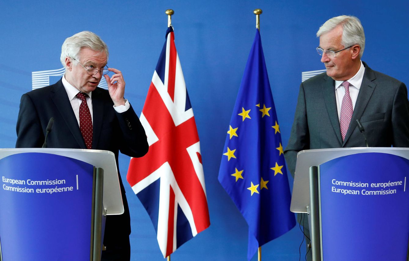David Davis, secretario de Estado para la salida del Reino Unido de la UE, junto a Michel Barnier, en Bruselas. (Reuters)
